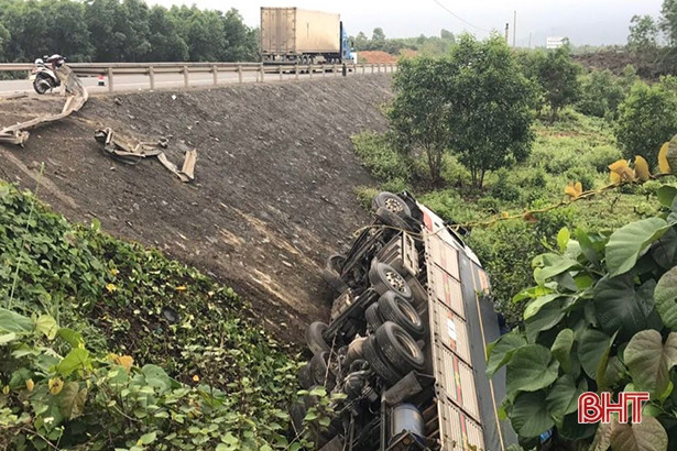 Xe tải đâm gãy hộ lan, lật nghiêng bên quốc lộ, tài xế và phụ xe thoát chết