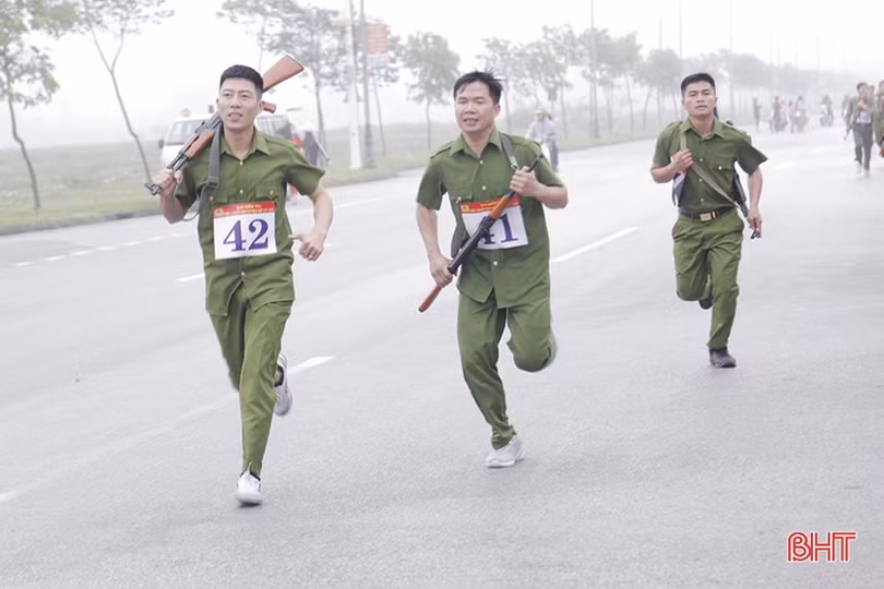 Sôi nổi giải chạy vũ trang - việt dã Công an Hà Tĩnh năm 2020