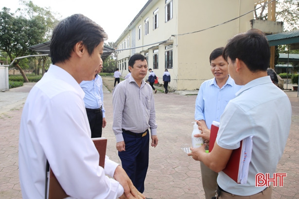 Phó Ban chỉ đạo phòng chống dịch Covid-19 Hà Tĩnh kiểm tra đột xuất một số trường THPT ở Hà Tĩnh
