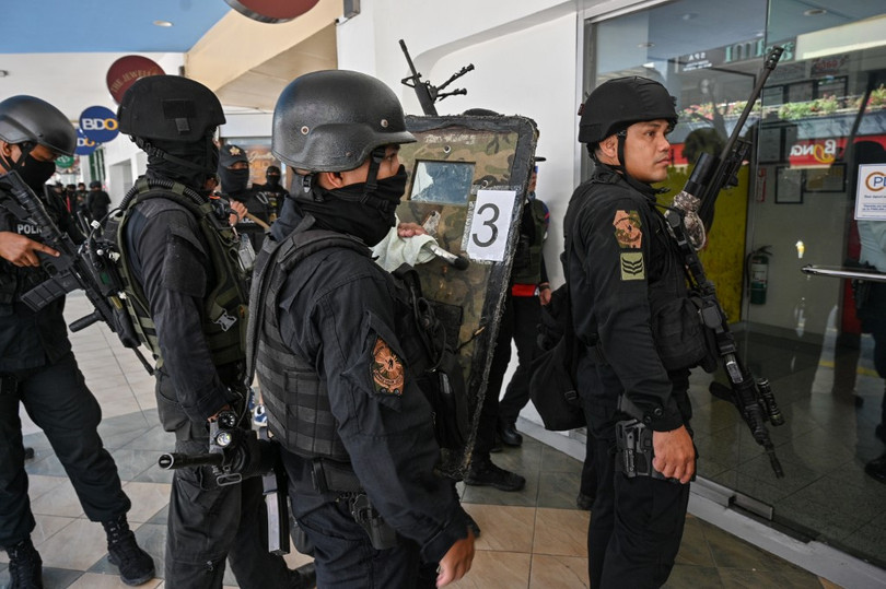 Cựu nhân viên bảo vệ trung tâm thương mại ở Philippines bắn gục một người, bắt giữ khoảng 30 con tin