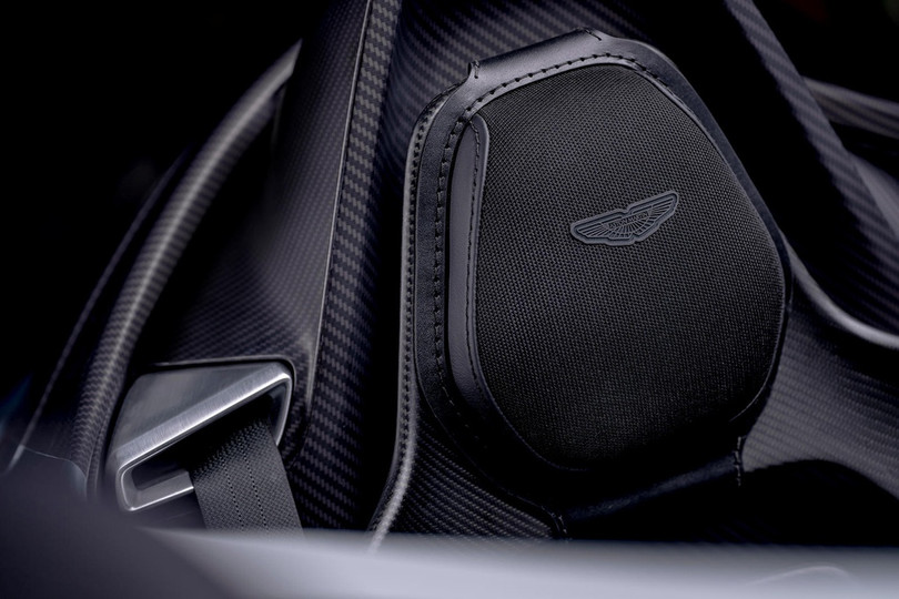 Aston Martin V12 Speedster - siêu xe độc lạ, giá 1 triệu USD