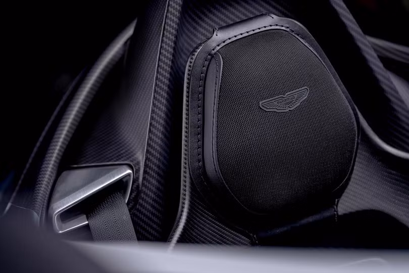 Aston Martin V12 Speedster - siêu xe độc lạ, giá 1 triệu USD