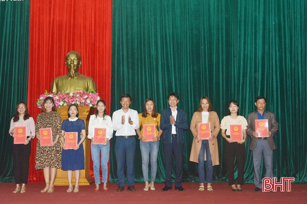 TX Kỳ Anh trao quyết định tuyển dụng 51 giáo viên tiểu học