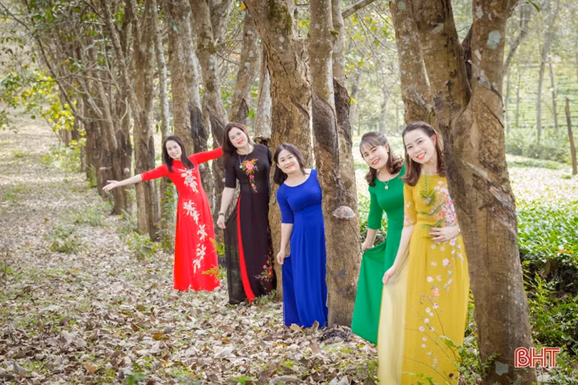 Phụ nữ Hà Tĩnh rạng ngời trong tuần lễ hưởng ứng sự kiện “Áo dài - Di sản văn hóa Việt Nam”