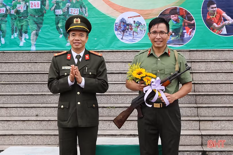Sôi nổi giải chạy vũ trang - việt dã Công an Hà Tĩnh năm 2020