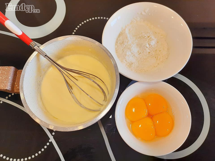 Học ngay cách làm bánh bông lan phô mai Nhật Bản ngon hơn cả ngoài tiệm