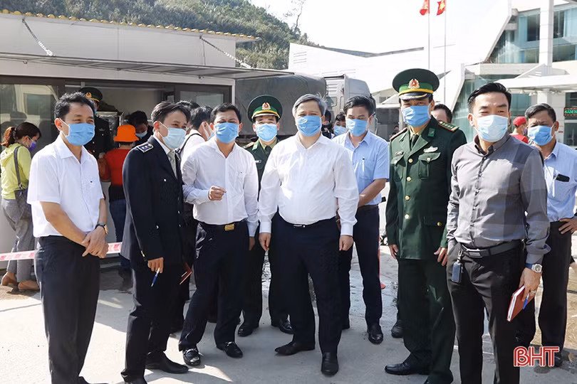 Kiểm dịch chặt chẽ người và phương tiện nhập cảnh qua Cửa khẩu Cầu Treo