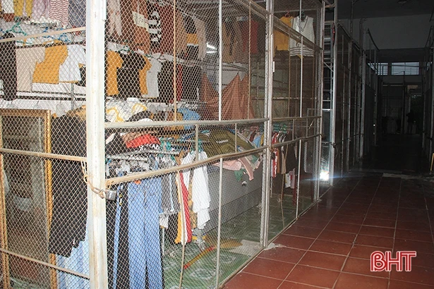 Hàng hóa ở chợ ế ẩm, hơn 4 giờ chiều tiểu thương TP Hà Tĩnh đã lo đóng quầy!