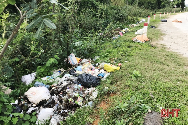 Lợi dụng đêm tối mang rác ra chất đống bên đường liên xã ở Đức Thọ