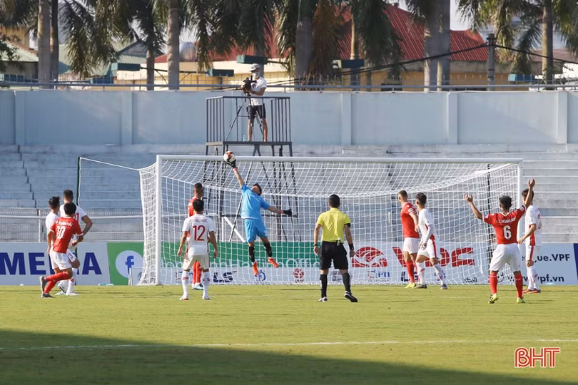 Hàng thủ mắc sai lầm cuối trận, Hồng Lĩnh Hà Tĩnh thua đáng tiếc trước Viettel