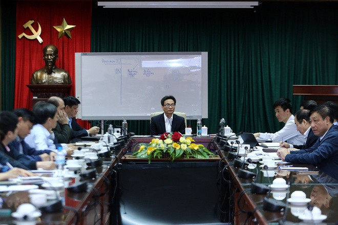 Phó thủ tướng Vũ Đức Đam họp với các chuyên gia y tế trước diễn biến mới của dịch Covid-19 sau khi xuất hiện ca bệnh thứ 17. Ảnh: VGP. 8 người nước ngoài mắc Covid-19 cùng chuyến bay với bệnh nhân thứ 17