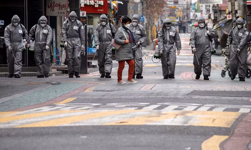 Hàn Quốc điều xe quân sự, máy bay không người lái khử trùng đường phố