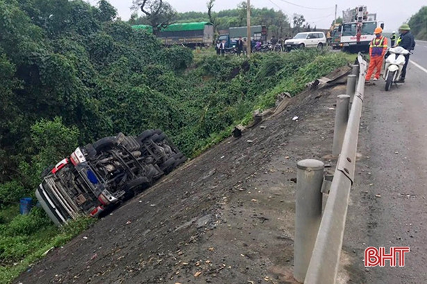 Xe tải đâm gãy hộ lan, lật nghiêng bên quốc lộ, tài xế và phụ xe thoát chết