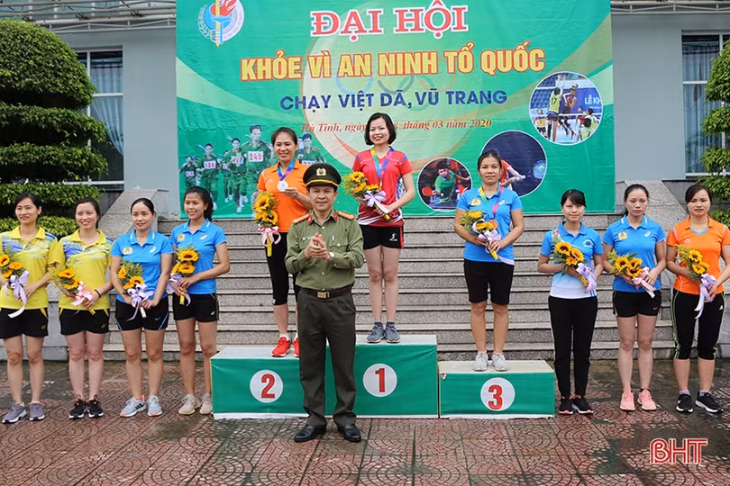 Sôi nổi giải chạy vũ trang - việt dã Công an Hà Tĩnh năm 2020