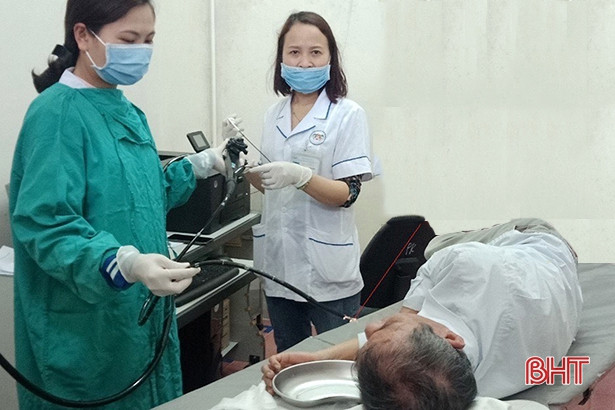 Gắp mảnh xương vịt 3 cm trong thực quản bệnh nhân ở Nghi Xuân