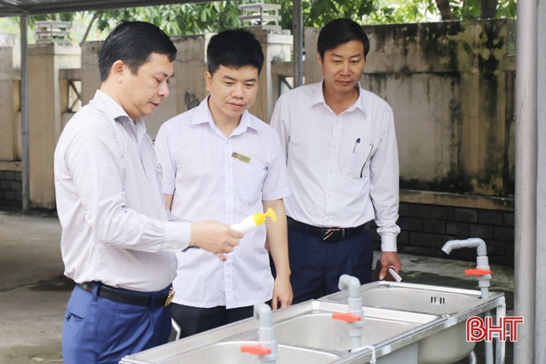 Phó Ban chỉ đạo phòng chống dịch Covid-19 Hà Tĩnh kiểm tra đột xuất một số trường THPT ở Hà Tĩnh