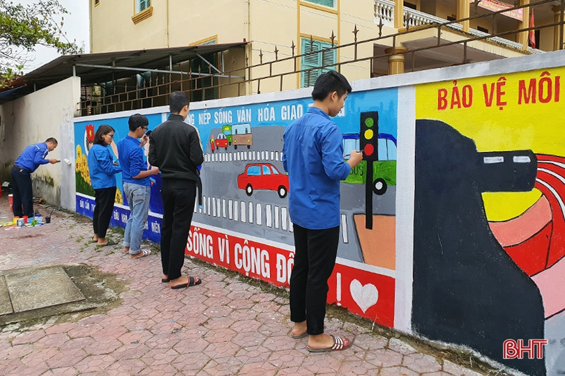 Thanh niên Hà Tĩnh “hô biến” tường xây thành tranh cổ động