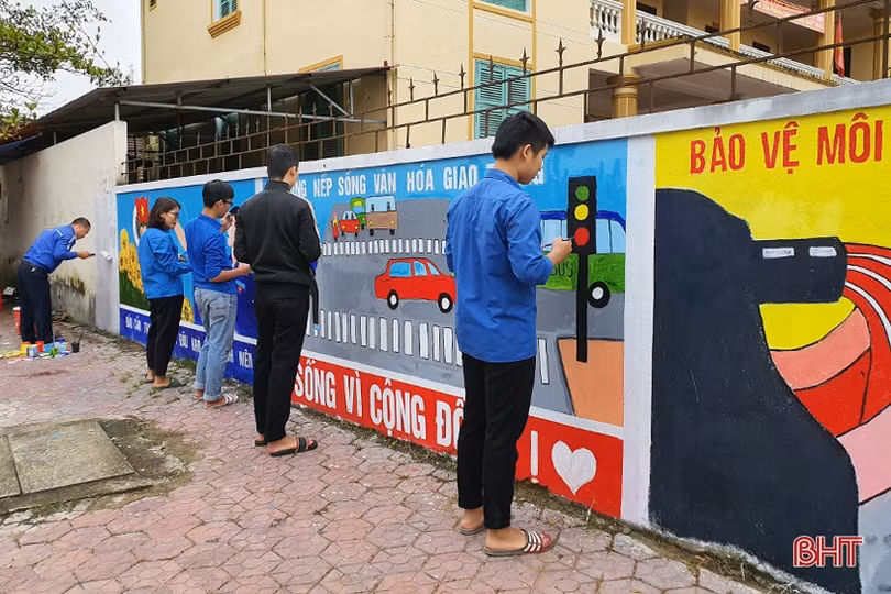 Thanh niên Hà Tĩnh “hô biến” tường xây thành tranh cổ động