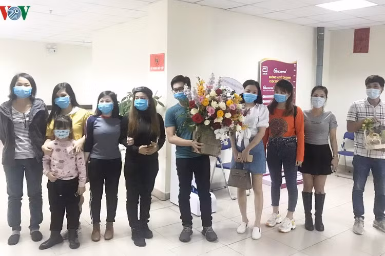 30 người từ Vũ Hán trở về xuất viện, tiếp tục theo dõi y tế tại nhà