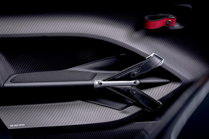 Aston Martin V12 Speedster - siêu xe độc lạ, giá 1 triệu USD