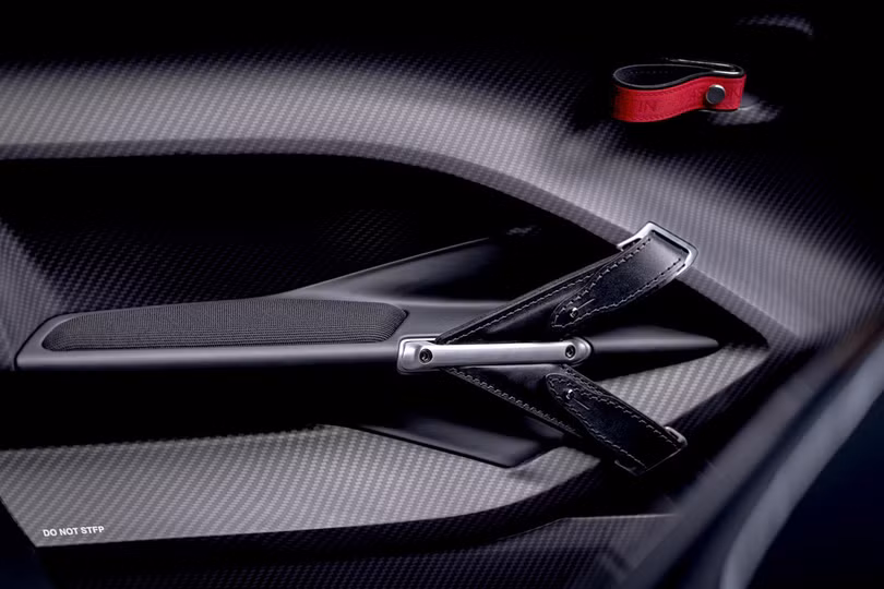 Aston Martin V12 Speedster - siêu xe độc lạ, giá 1 triệu USD