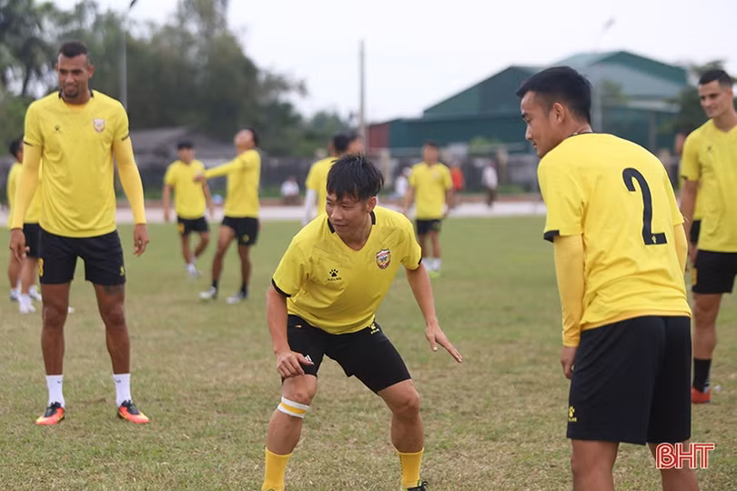 Hồng Lĩnh Hà Tĩnh sử dụng đội hình nào đấu Viettel?