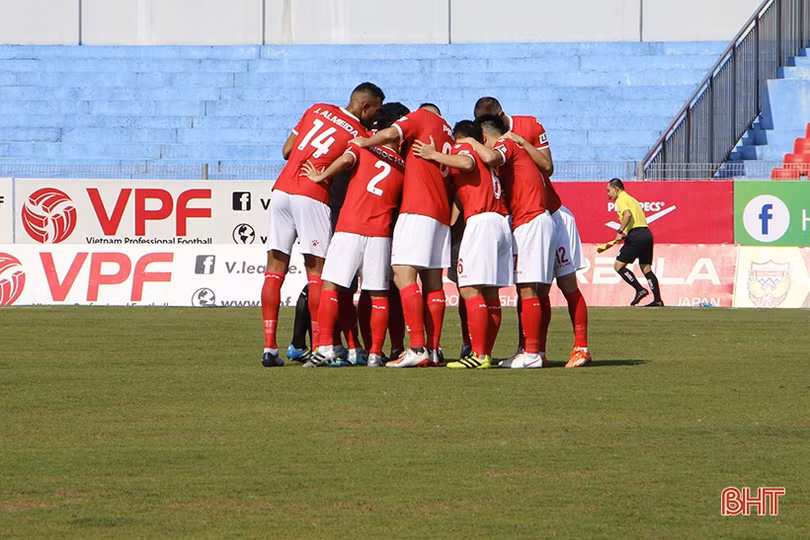Hàng thủ mắc sai lầm cuối trận, Hồng Lĩnh Hà Tĩnh thua đáng tiếc trước Viettel