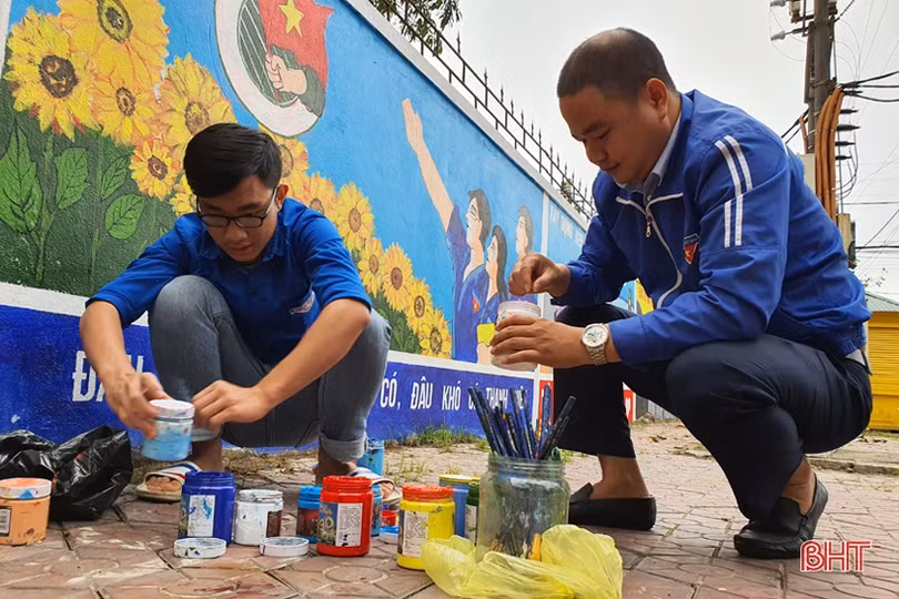 Thanh niên Hà Tĩnh “hô biến” tường xây thành tranh cổ động