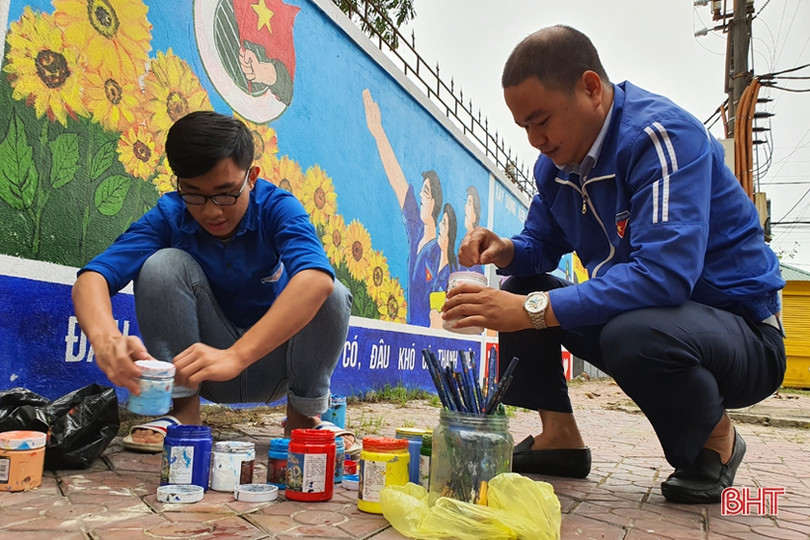 Thanh niên Hà Tĩnh “hô biến” tường xây thành tranh cổ động