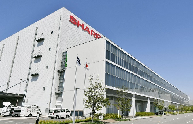 Sharp làm khẩu trang trong nhà máy sản xuất tivi