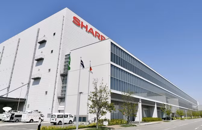 Sharp làm khẩu trang trong nhà máy sản xuất tivi