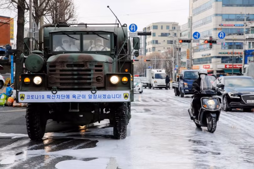 Hàn Quốc điều xe quân sự, máy bay không người lái khử trùng đường phố
