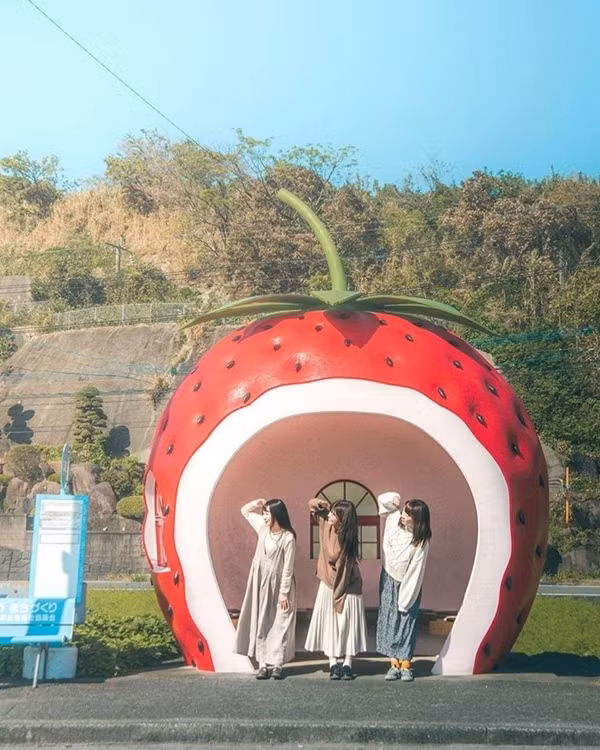 Độc đáo nhà chờ xe buýt hoa quả ở Nhật