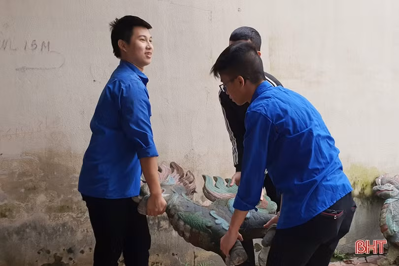 Thanh niên Hà Tĩnh “hô biến” tường xây thành tranh cổ động