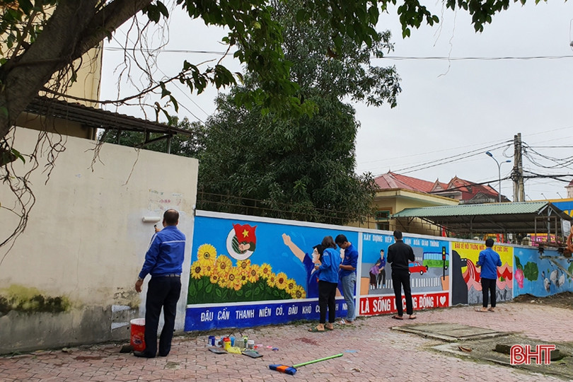 Thanh niên Hà Tĩnh “hô biến” tường xây thành tranh cổ động