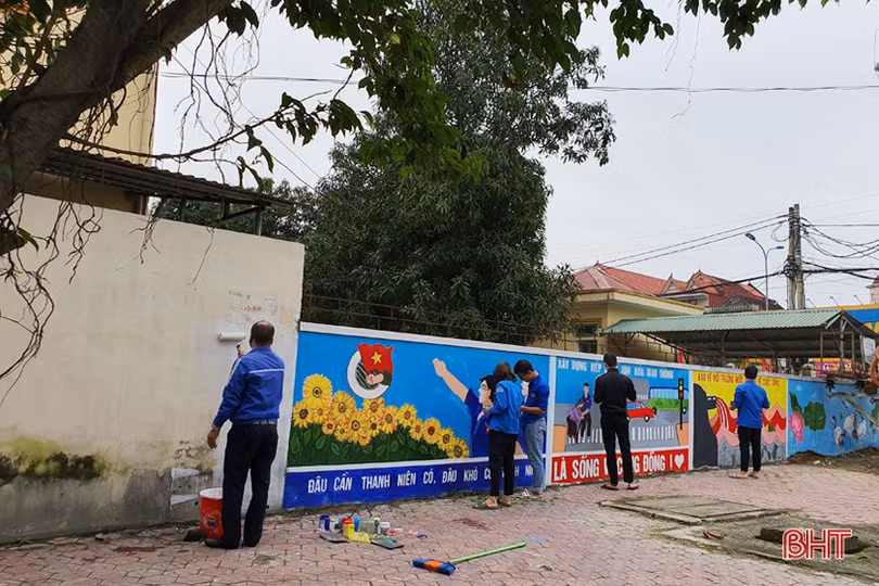 Thanh niên Hà Tĩnh “hô biến” tường xây thành tranh cổ động
