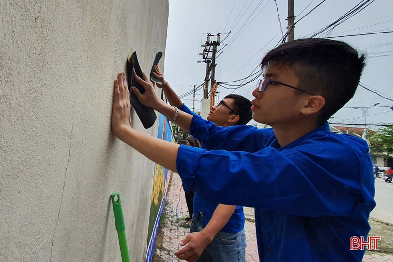 Thanh niên Hà Tĩnh “hô biến” tường xây thành tranh cổ động