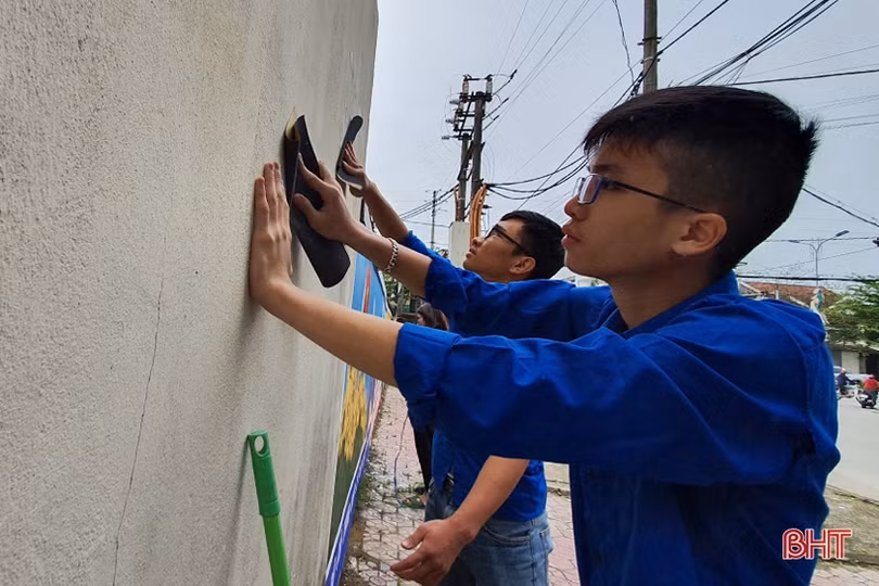 Thanh niên Hà Tĩnh “hô biến” tường xây thành tranh cổ động