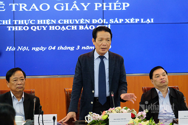 Thứ trưởng Bộ TT&TT Hoàng Vĩnh Bảo nêu lên thực trạng và lý do cần phải tiến hành quy hoạch báo chí. Ảnh: Trọng Đạt Trao giấy phép 18 tạp chí theo quy hoạch báo chí