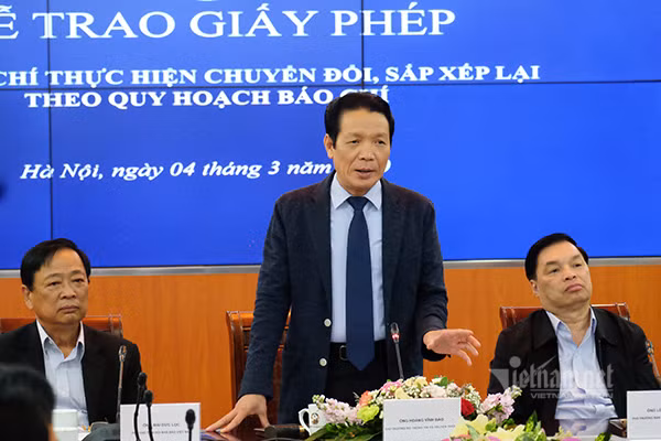 Thứ trưởng Bộ TT&TT Hoàng Vĩnh Bảo nêu lên thực trạng và lý do cần phải tiến hành quy hoạch báo chí. Ảnh: Trọng Đạt Trao giấy phép 18 tạp chí theo quy hoạch báo chí