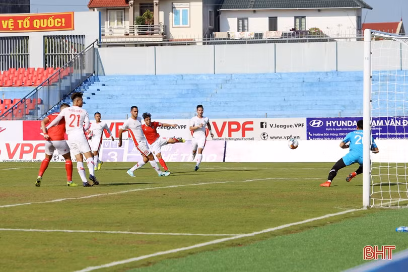 Hàng thủ mắc sai lầm cuối trận, Hồng Lĩnh Hà Tĩnh thua đáng tiếc trước Viettel