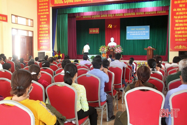 Nông dân Hà Tĩnh “mục sở thị” cấy lúa bằng máy trên đồng ruộng