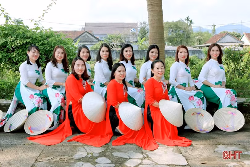 Phụ nữ Hà Tĩnh rạng ngời trong tuần lễ hưởng ứng sự kiện “Áo dài - Di sản văn hóa Việt Nam”
