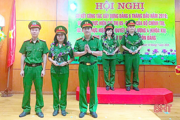 Nữ đại úy sáng tạo trong chuyên môn, xông xáo với hoạt động đoàn thể