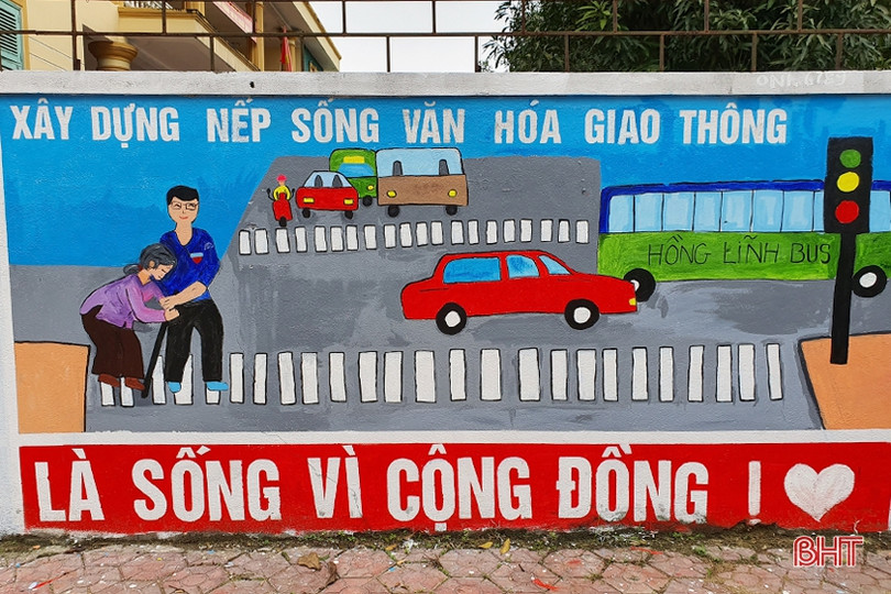 Thanh niên Hà Tĩnh “hô biến” tường xây thành tranh cổ động