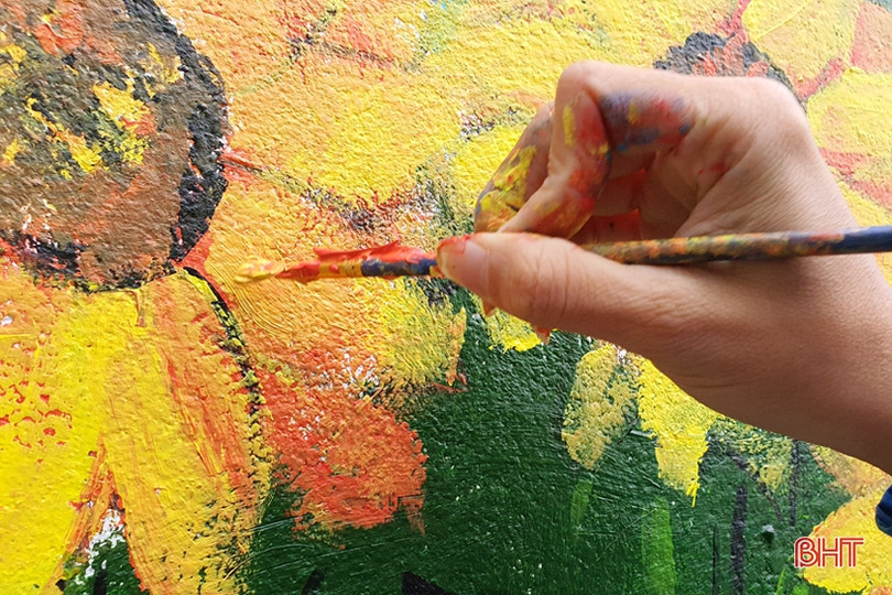 Thanh niên Hà Tĩnh “hô biến” tường xây thành tranh cổ động