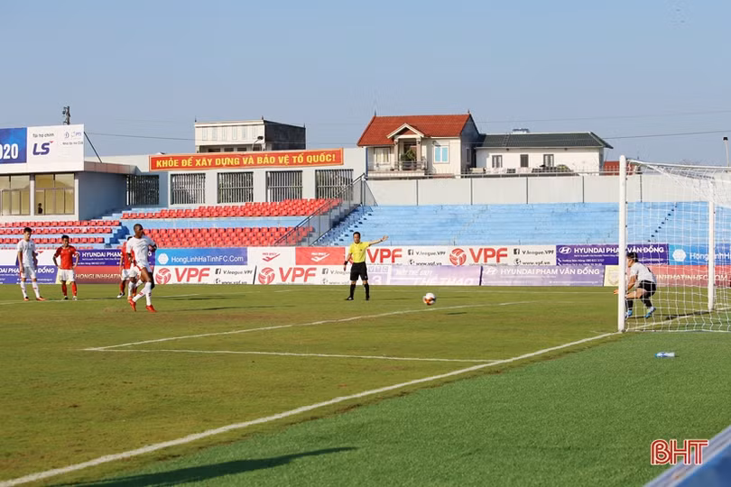 Hàng thủ mắc sai lầm cuối trận, Hồng Lĩnh Hà Tĩnh thua đáng tiếc trước Viettel