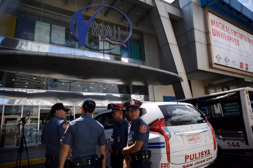 Cựu nhân viên bảo vệ trung tâm thương mại ở Philippines bắn gục một người, bắt giữ khoảng 30 con tin