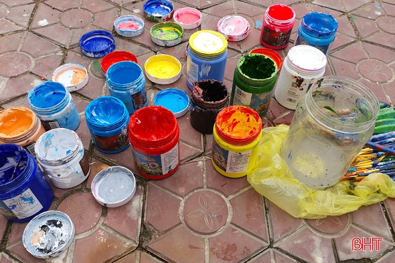 Thanh niên Hà Tĩnh “hô biến” tường xây thành tranh cổ động