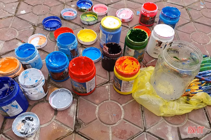 Thanh niên Hà Tĩnh “hô biến” tường xây thành tranh cổ động